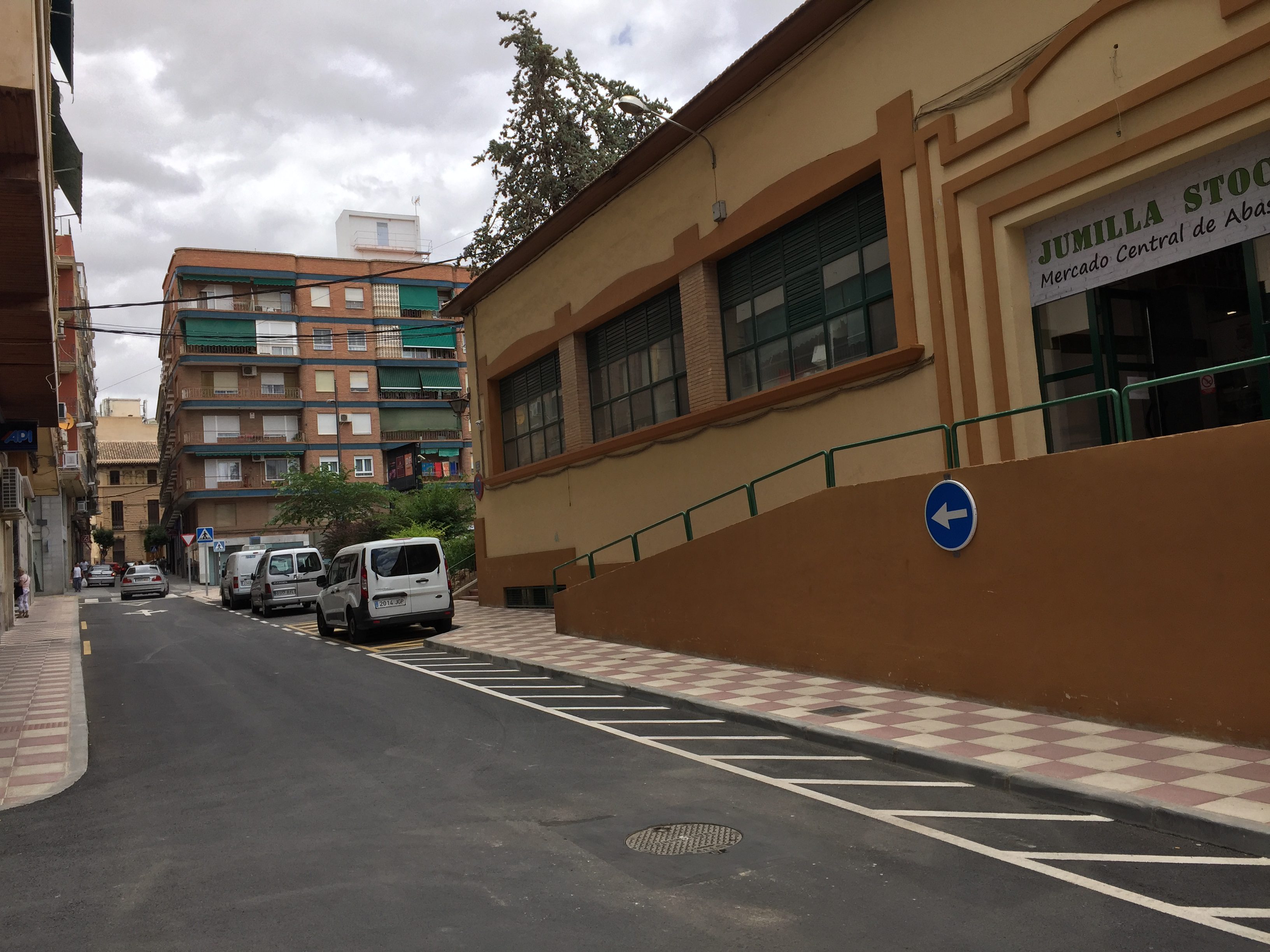 La calle Fueros ya está abierta al tráfico tras finalizar las obras del POS de 2017
