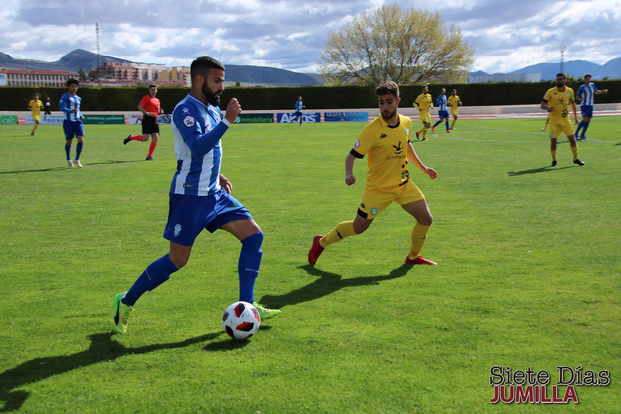 El viento y la insistencia del Villanovense privan al FC Jumilla de los tres puntos (1-1)