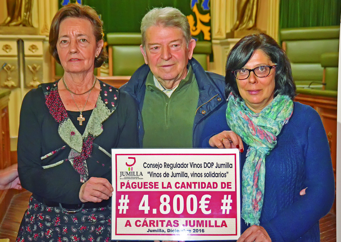 El CRDOP entrega a Cáritas Jumilla 4.800 euros para proyectos sociales