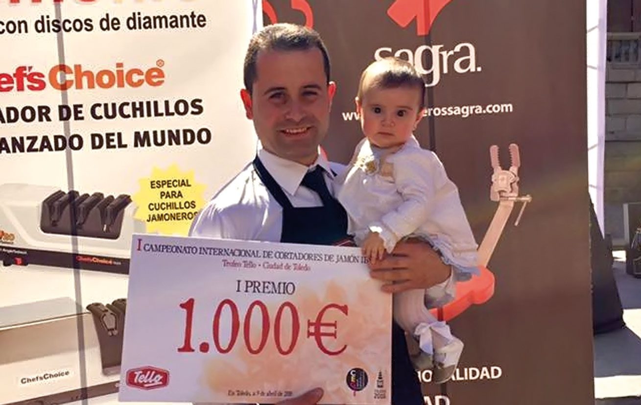 Pablo Martínez gana en Toledo el ‘Trofeo Tello’ como el mejor cortador de ibérico