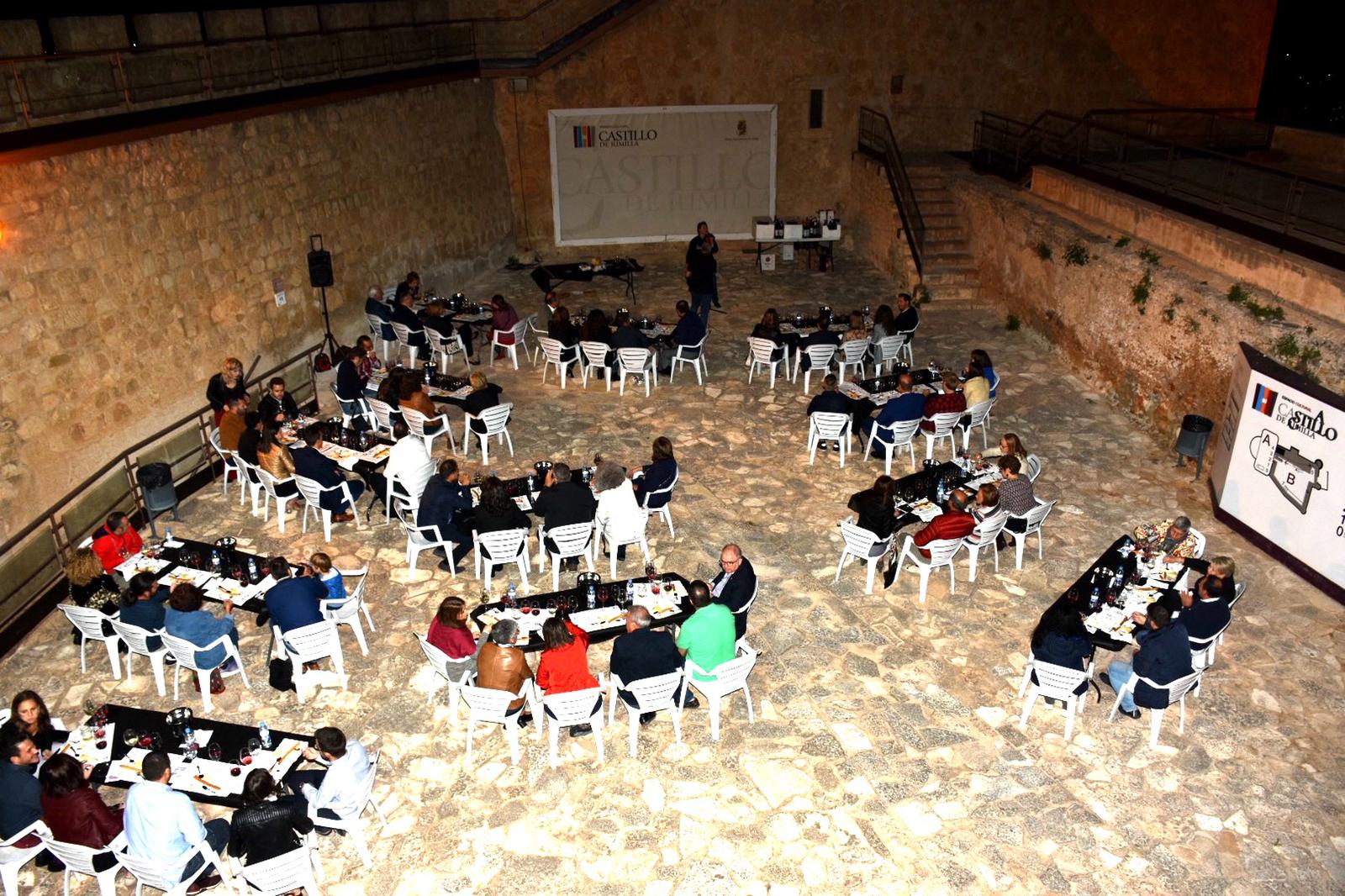 La Ruta del Vino congregó a más de sesenta personas en el Castillo para maridar vinos y quesos