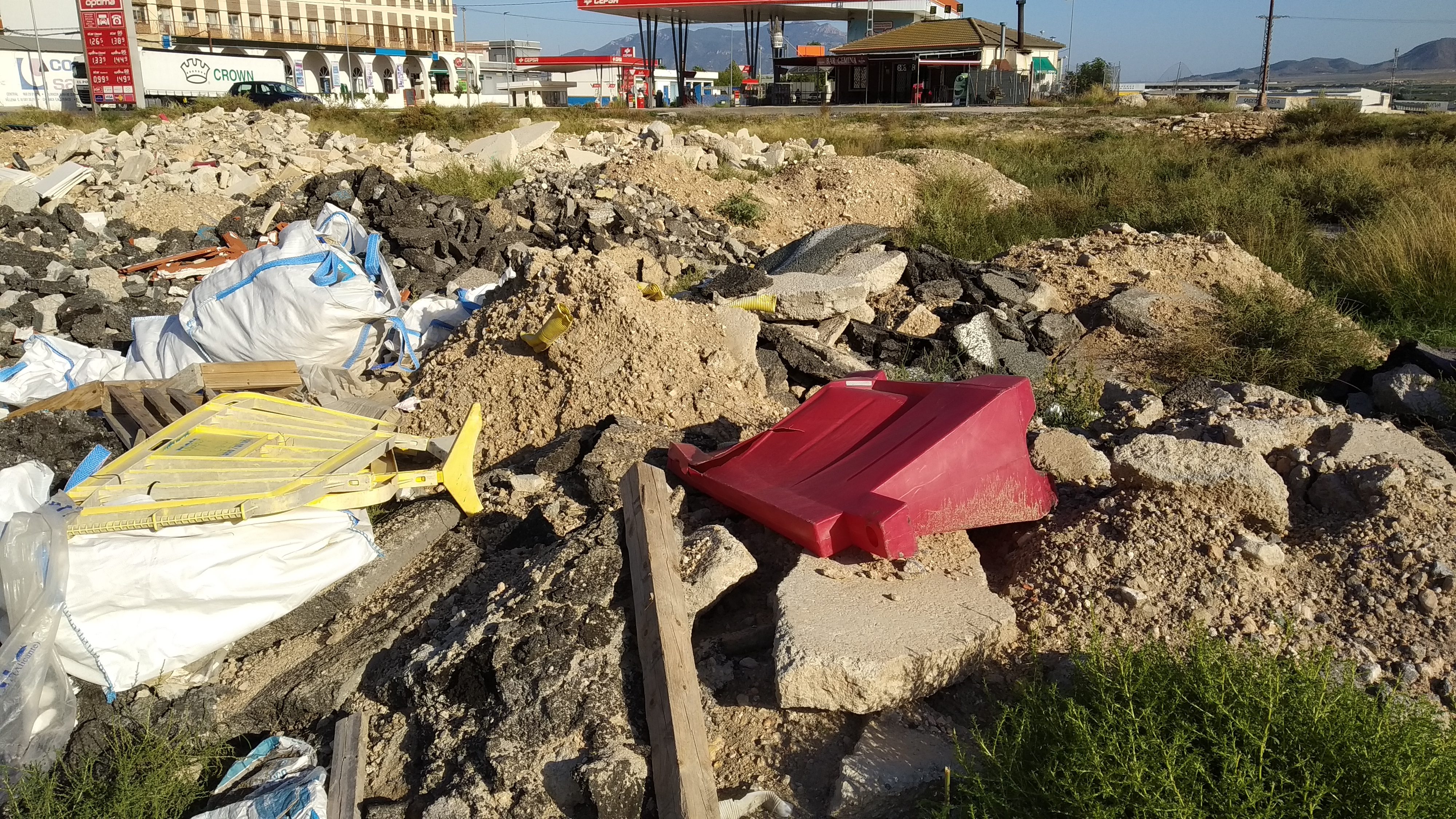 Ciudadanos denuncia los escombros que hay junto a la plaza del Camionero