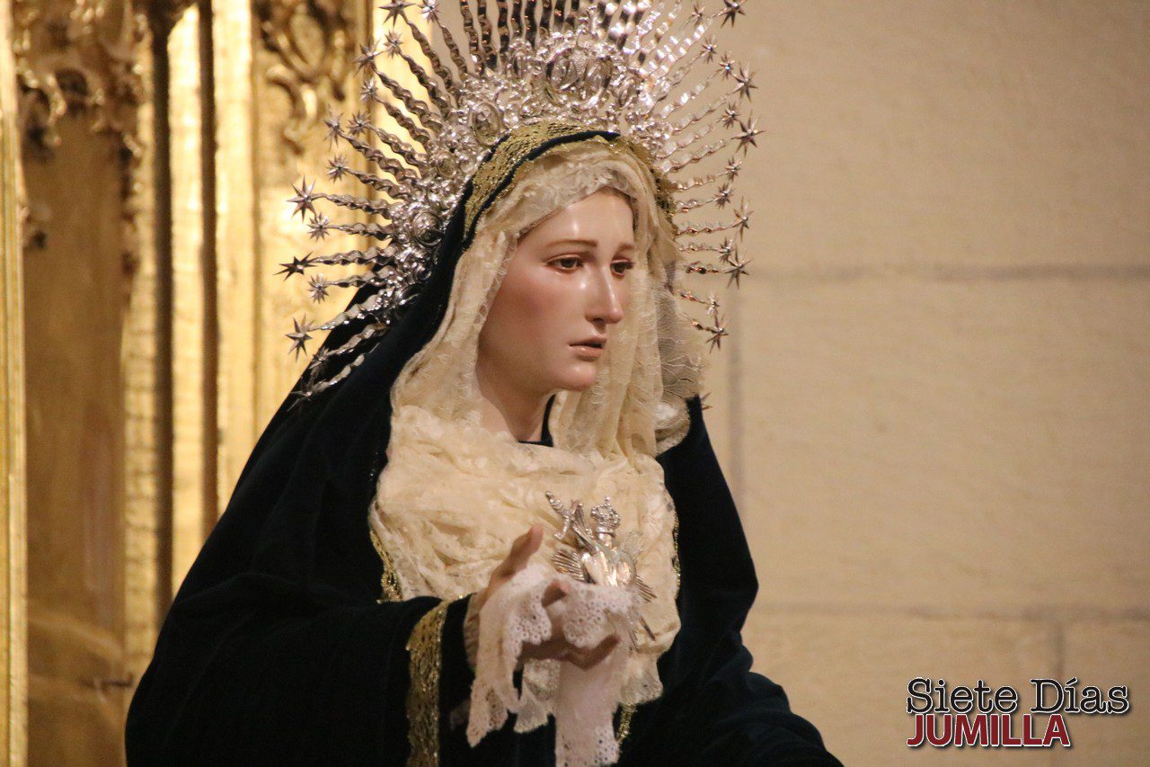 Santiago acoge la misa y besamanos a la Virgen de la Esperanza