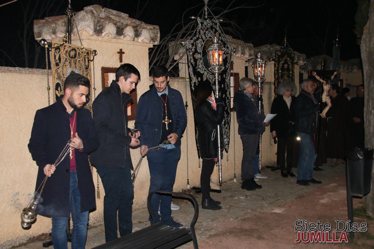 El grupo de Jóvenes Cofrades de la Junta Central recupera el rezo de los Siete Dolores de la Virgen