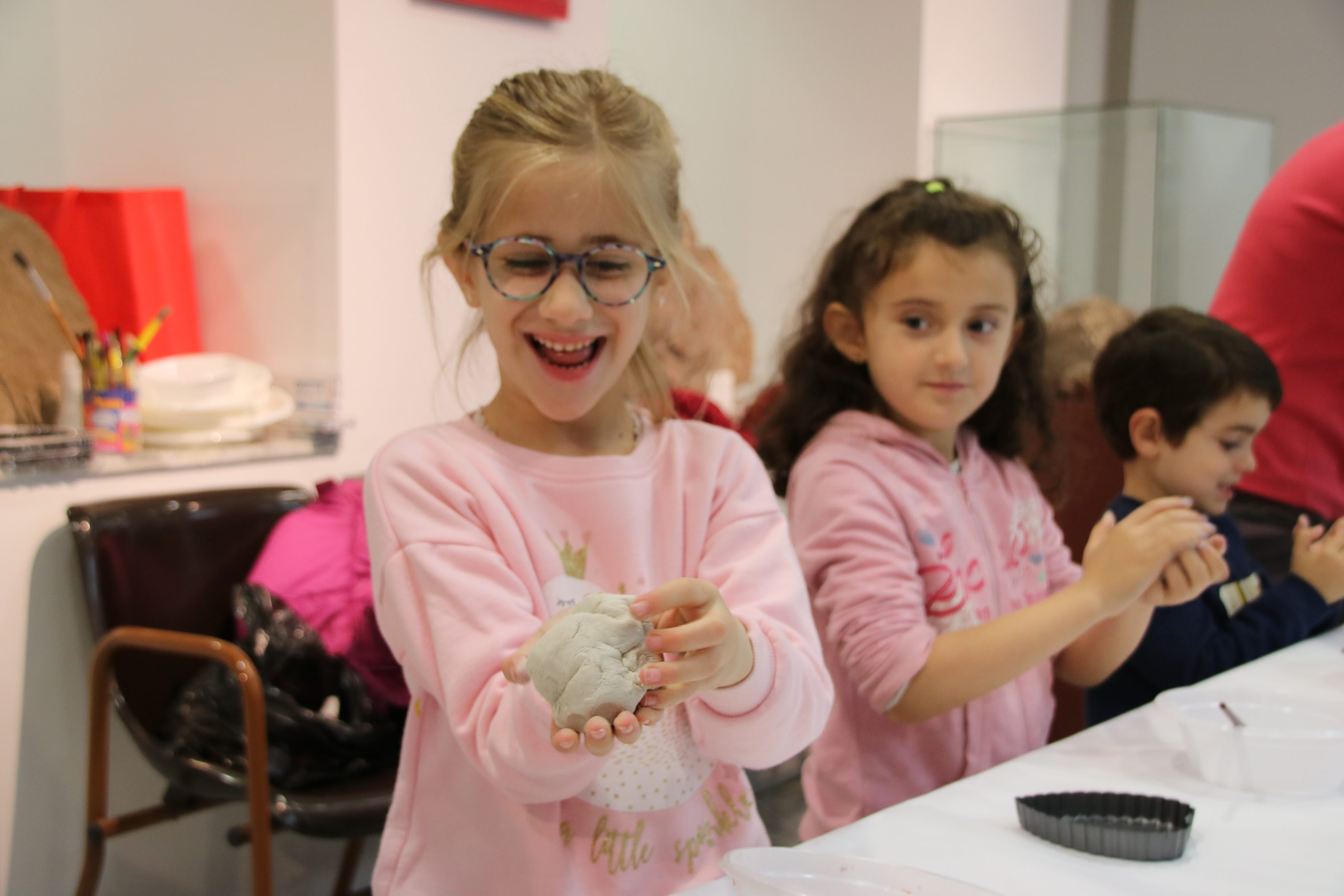 Una quincena de niños y niñas elaboran corazones de amor en una actividad del Museo