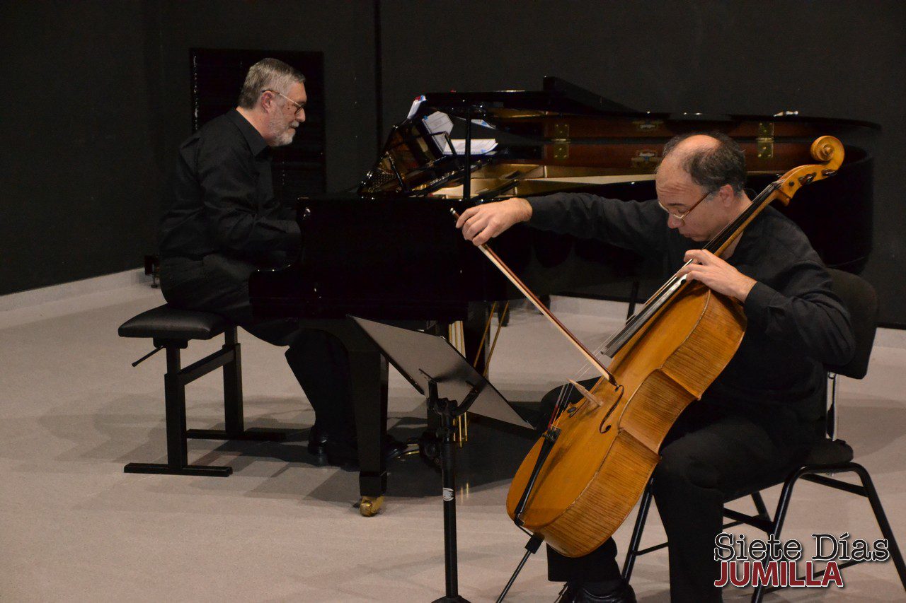 Alfonso Madrona y Luis Puelles deleitan al Auditorio con un variado recital