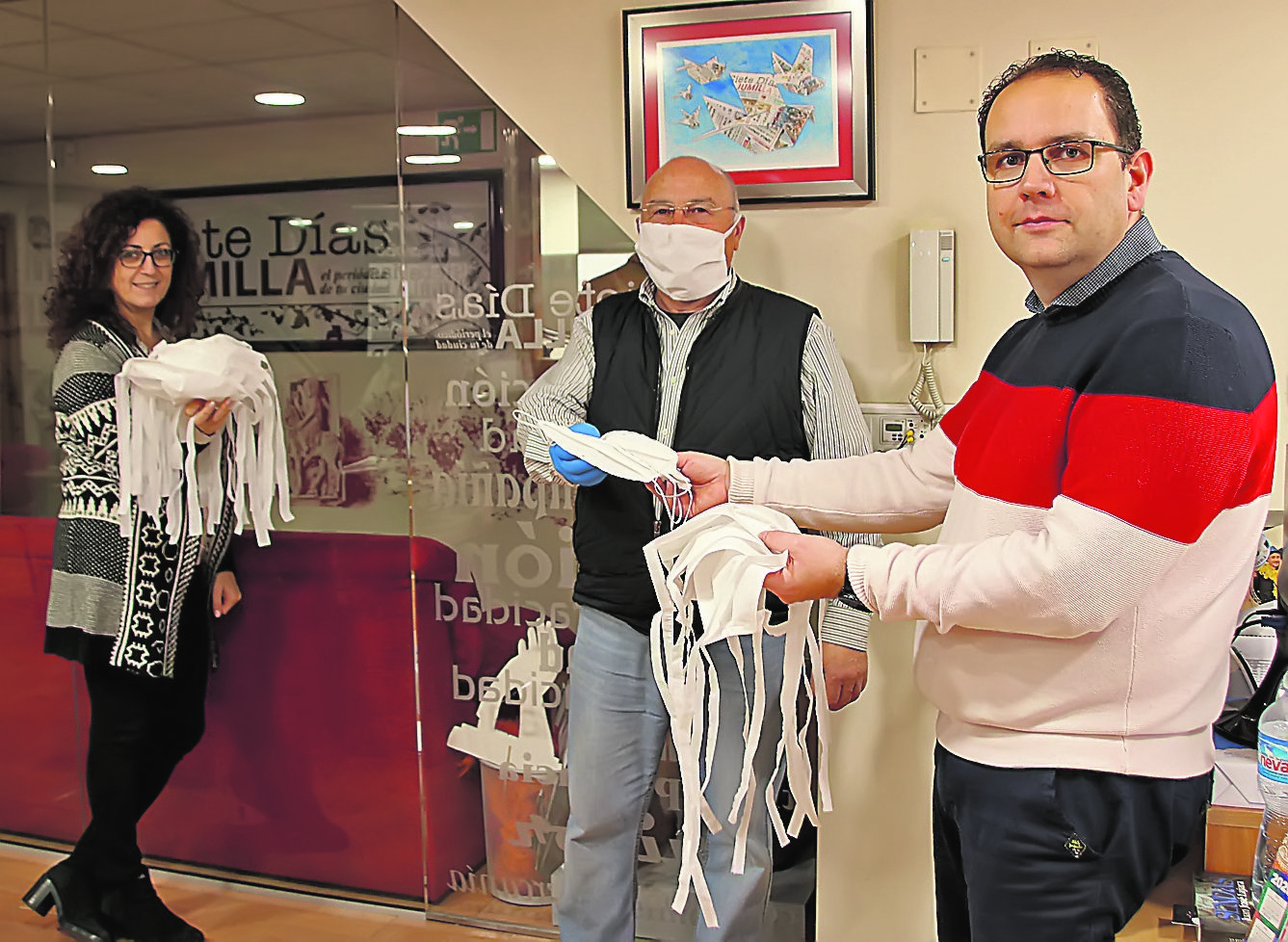El presidente de COAG Pedro García entrega mascarillas en Siete Días Jumilla