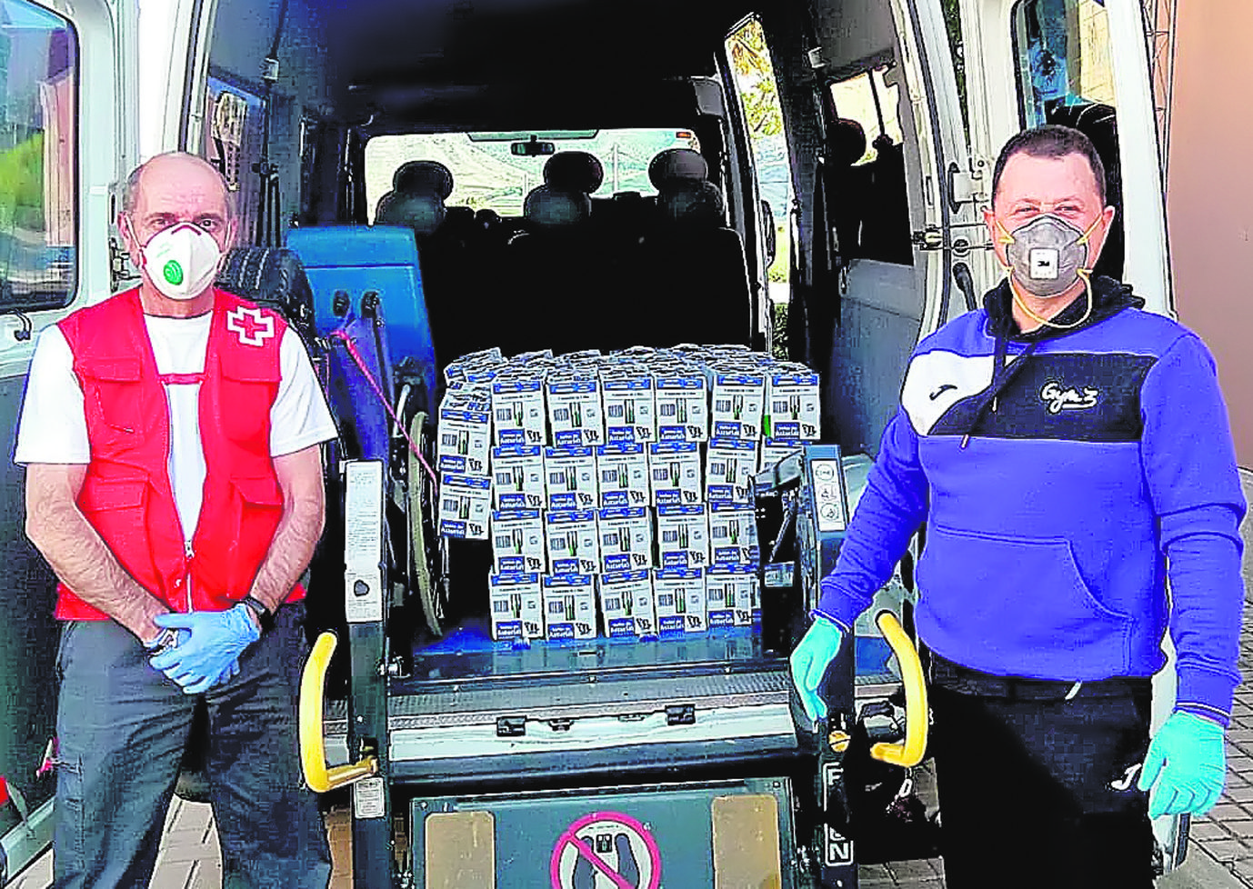 Gym3 hace entrega de 570 litros de leche a Cruz Roja Jumilla