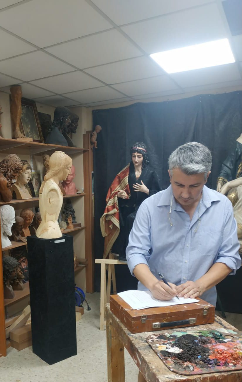 La Cofradía del Cristo de la Sentencia firma el contrato con el escultor que realizará la talla de «Jesús carga con la Cruz»
