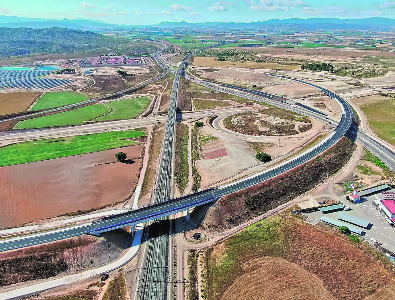 El ministro de Transportes inaugura un nuevo subtramo de la autovía  A-33 junto a Fuente La Higuera