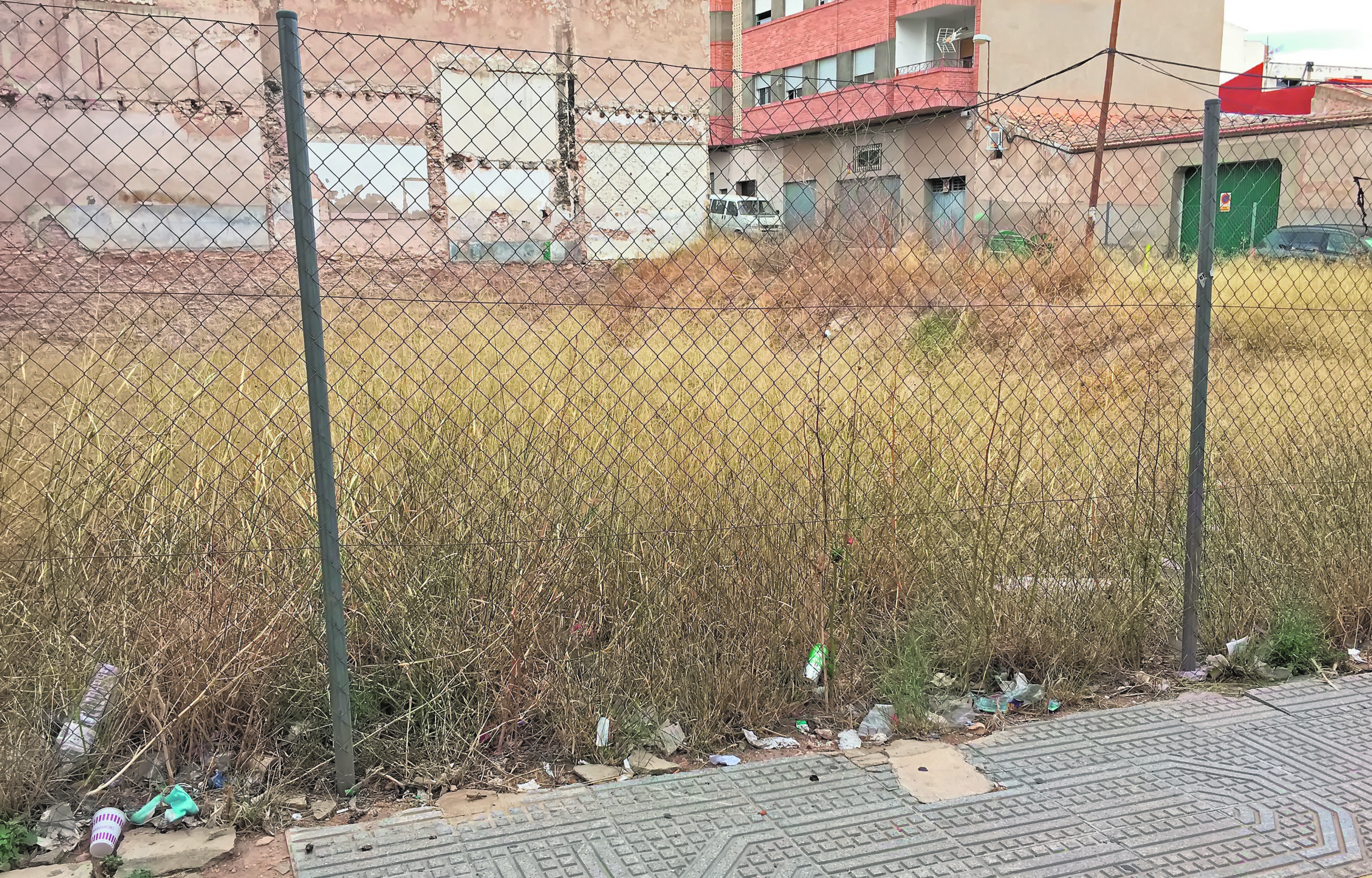 El Ayuntamiento inicia gestiones con el propietario de un solar abandonado en la calle Calvario