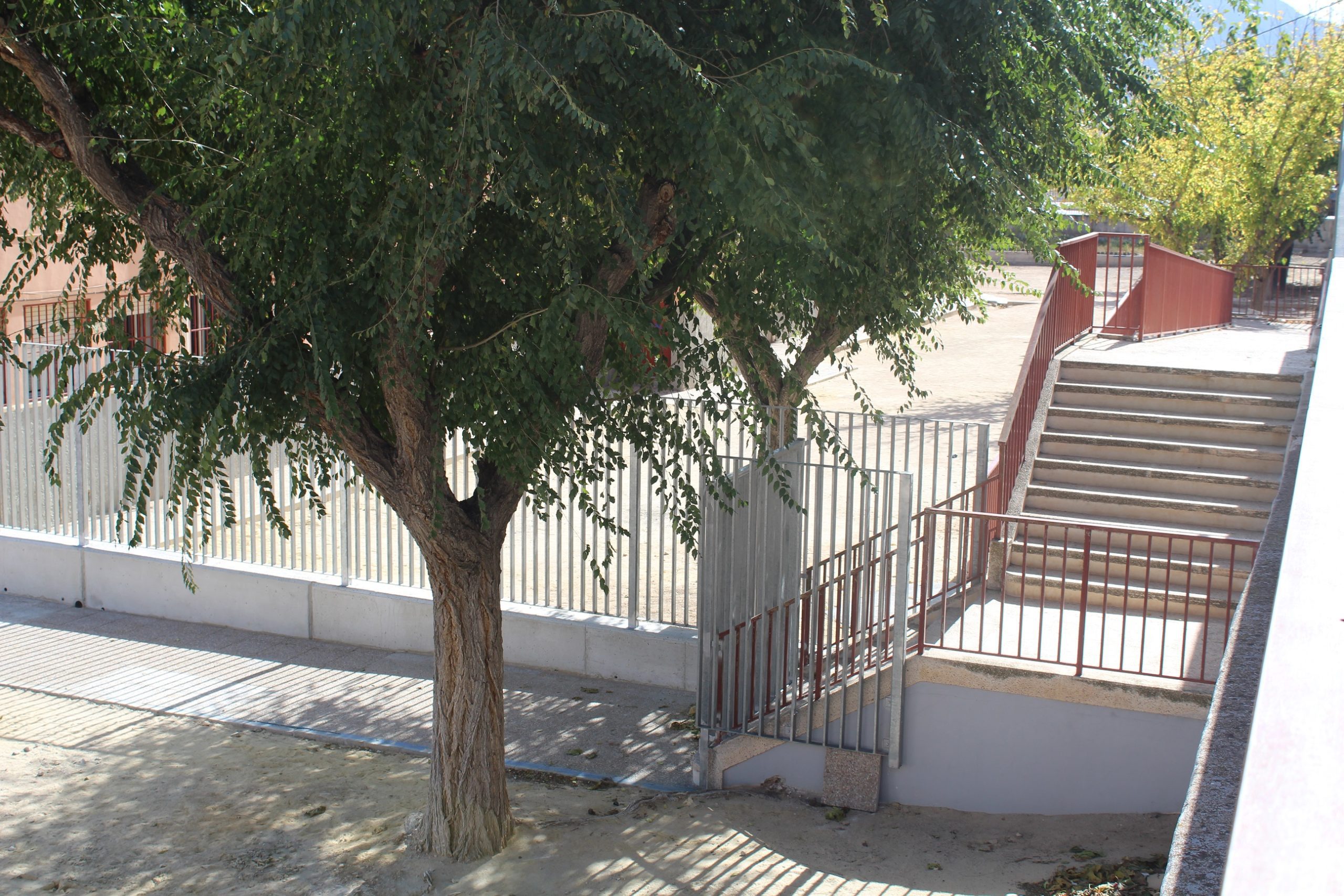 Finaliza la instalación de la valla que aumenta los metros del patio del Carmen Conde