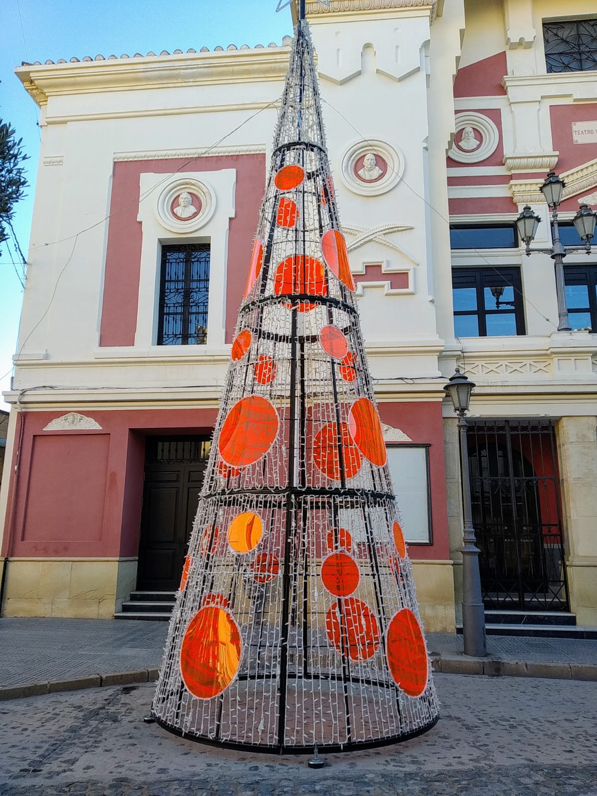 La alcaldesa prende la luz de la iluminación navideña y del árbol en el Teatro Vico