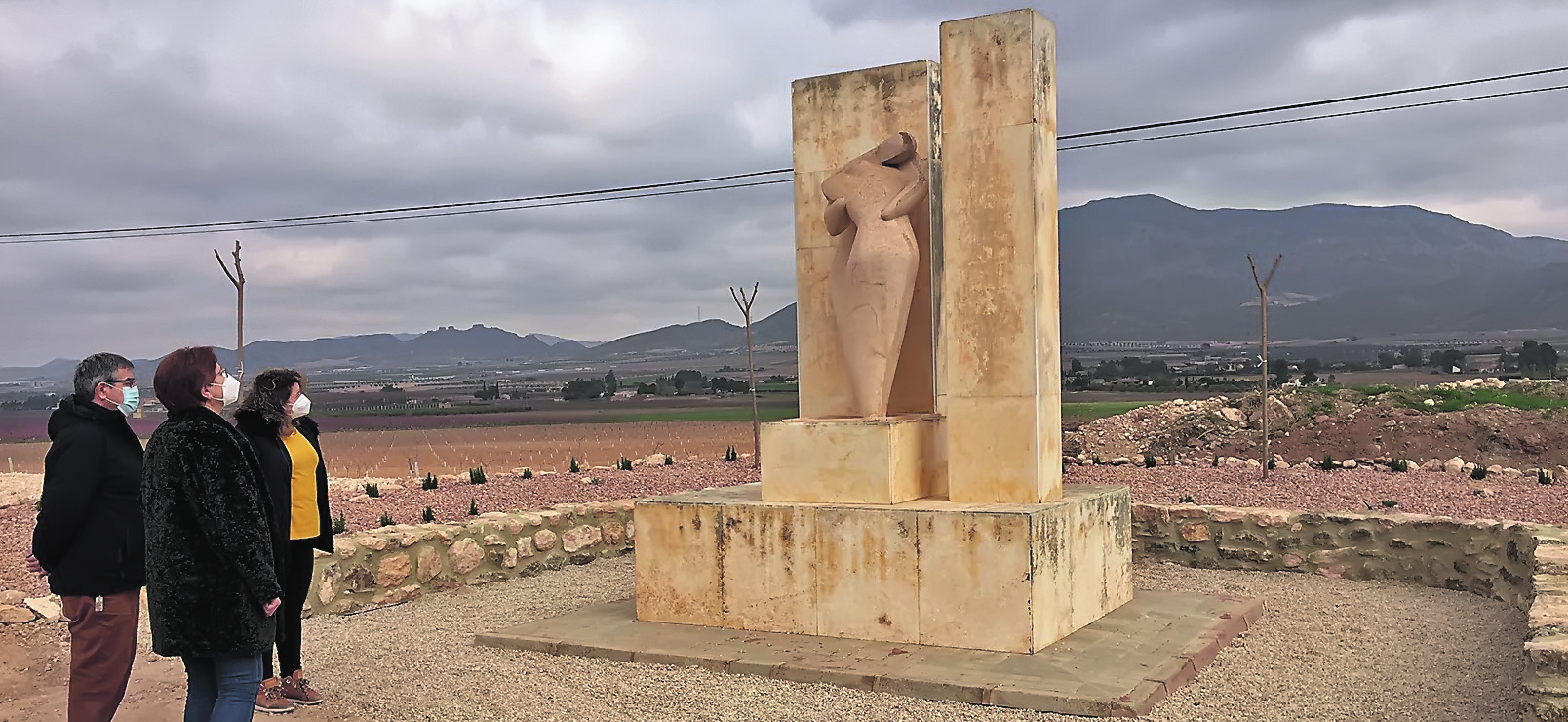 El monumento a Adra mejora su entorno con las obras de mejora realizadas