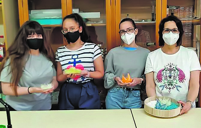 Carlota Carrión, Melania Saorín y Rosi Callado ganan el concurso de Química “Cristalización en la Escuela”