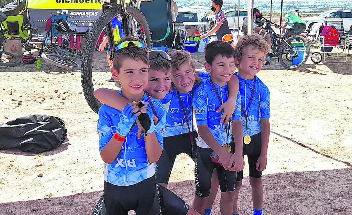 Cinco integrantes de la Escuela Ciclista, en una prueba en Totana