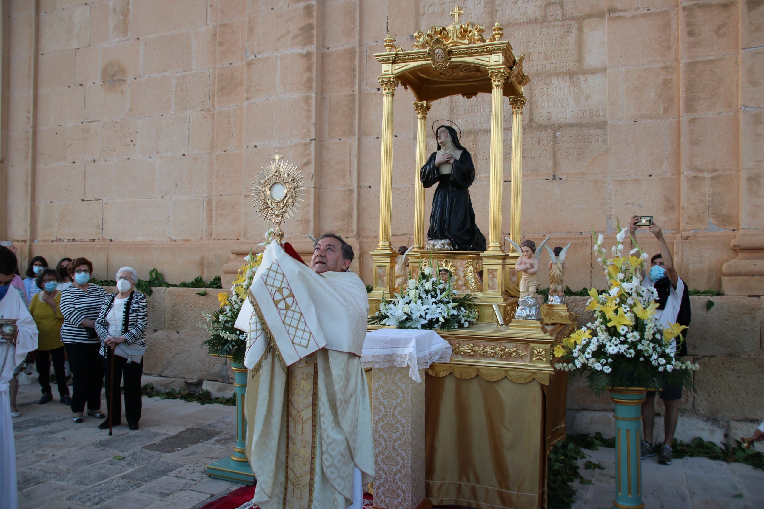 El Corpus Christi sale de Santiago y bendice a Jumilla y sus campos