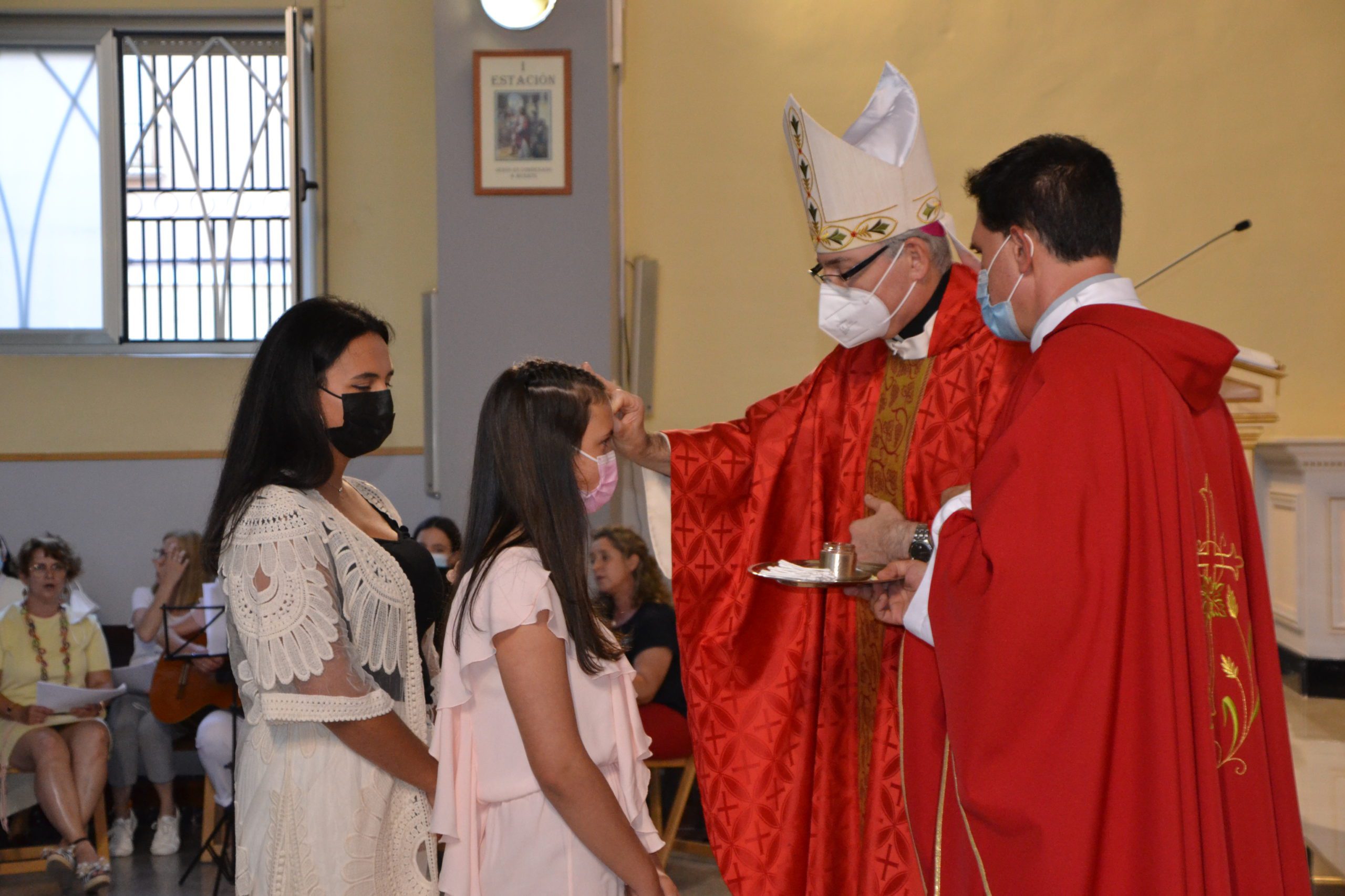 El obispo auxiliar confirma a más de 40 jóvenes en la iglesia de San Juan
