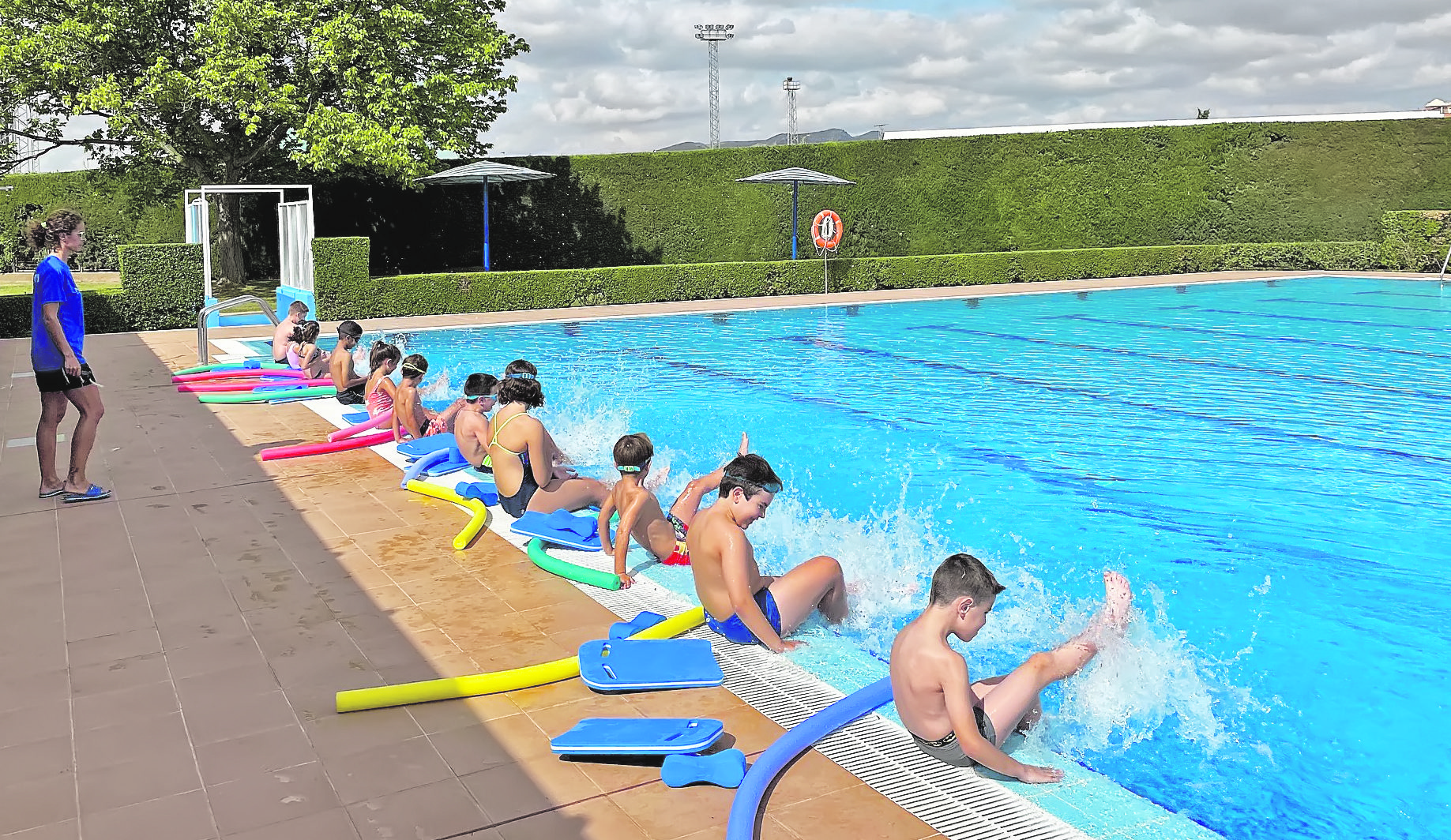 Más de 200 personas asisten a los cursos de natación que se desarrollan en la piscina