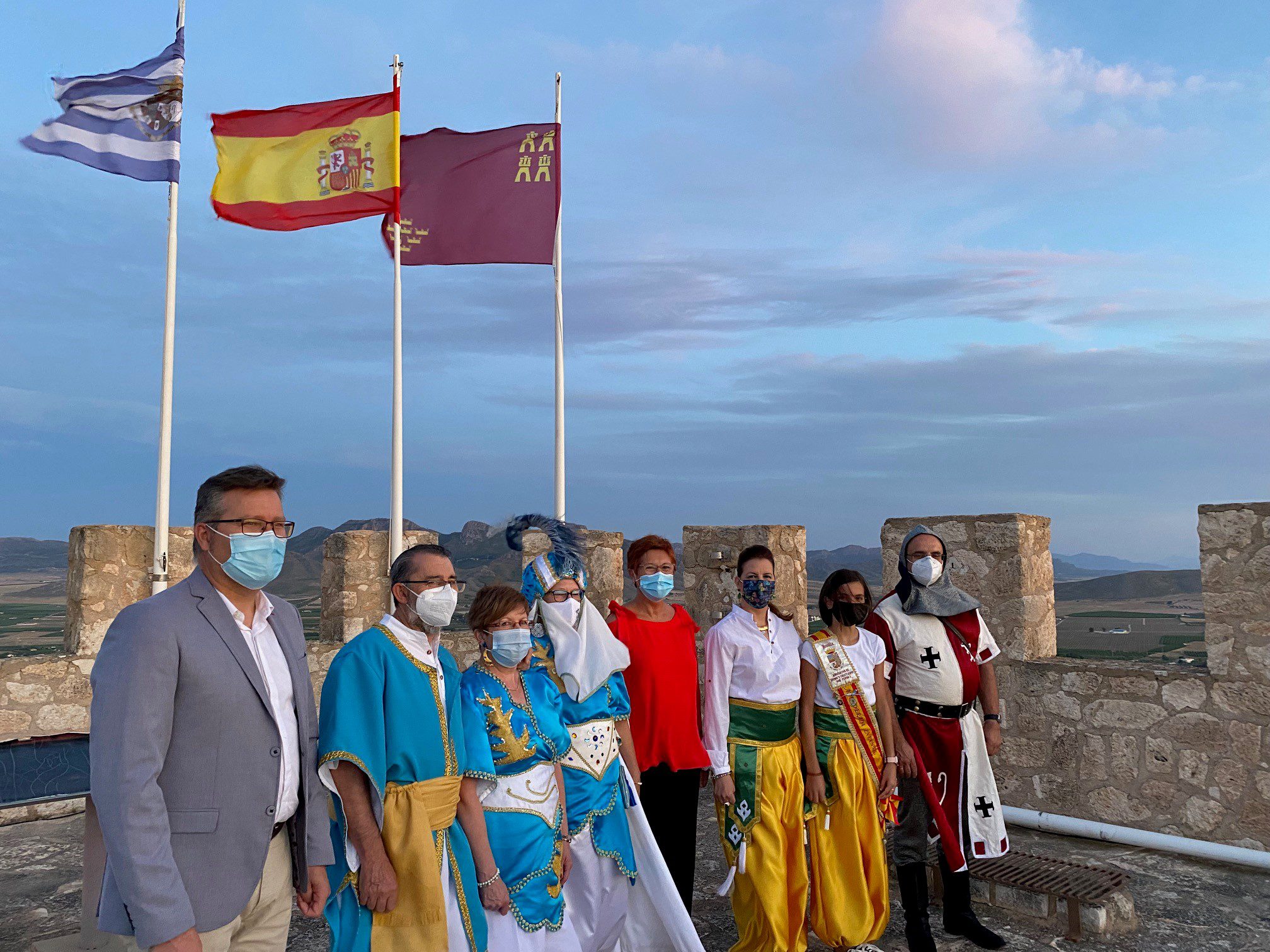 Ondean en el Castillo las banderas izadas por Moros y Cristianos  por las fiestas patronales