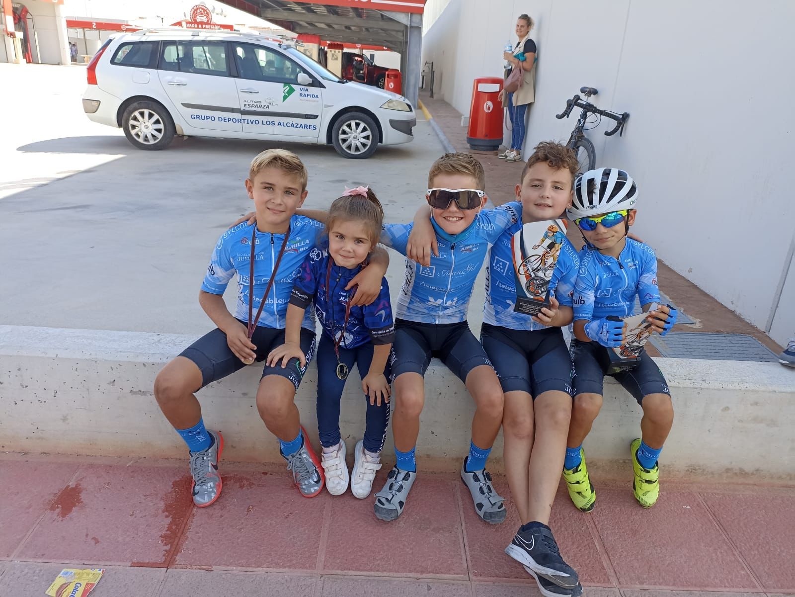 La marea azul de la Escuela de Ciclismo toma posiciones en Torre Pacheco