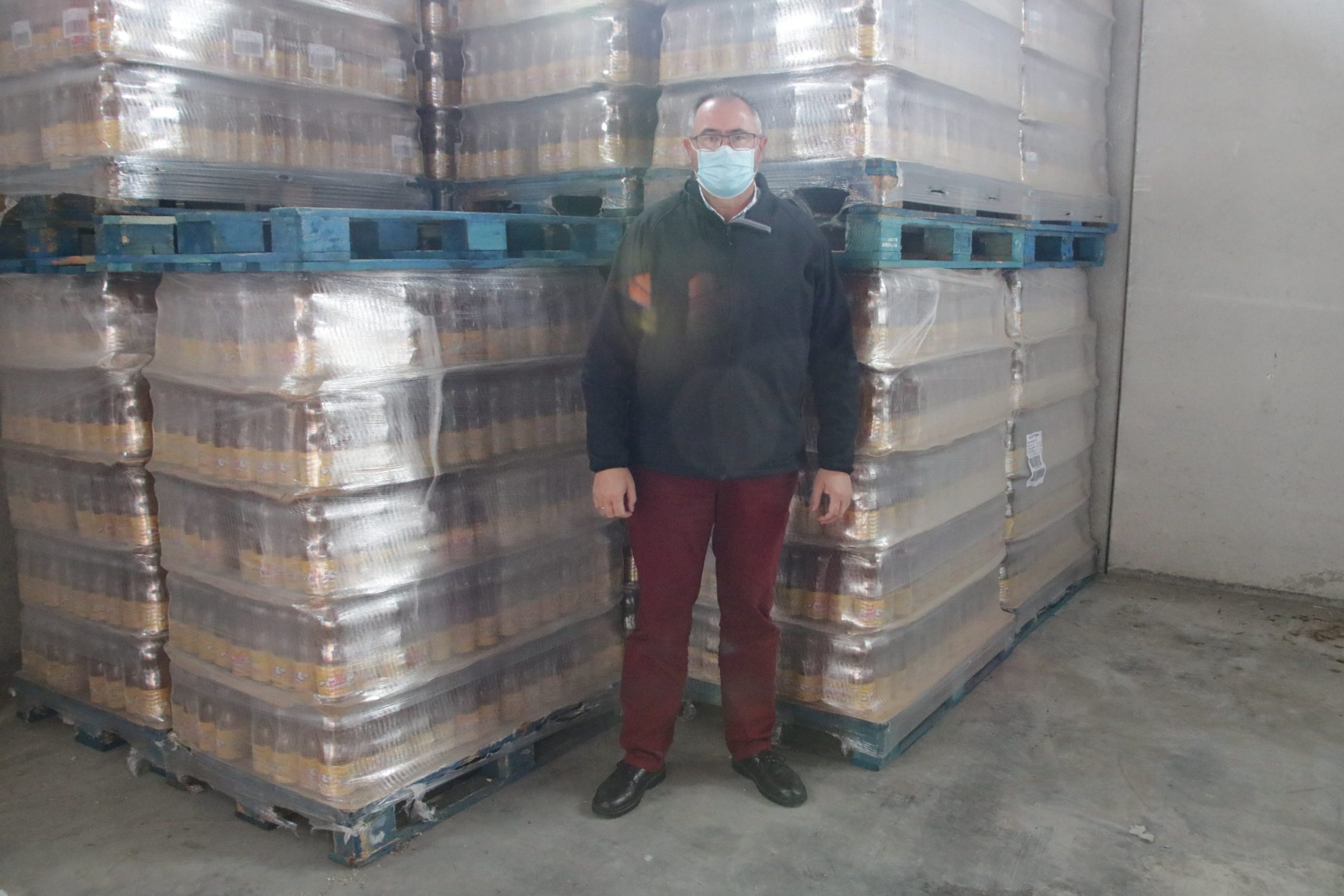 Distribuciones Emanir dona 33.000 litros de zumo a Cáritas