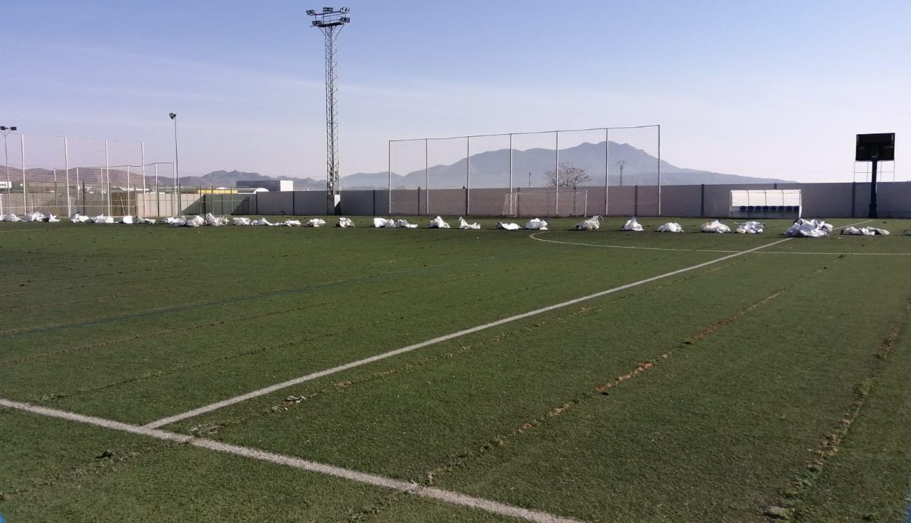 Comienzan las obras de sustitución del césped del campo de fútbol Antonio Ibáñez