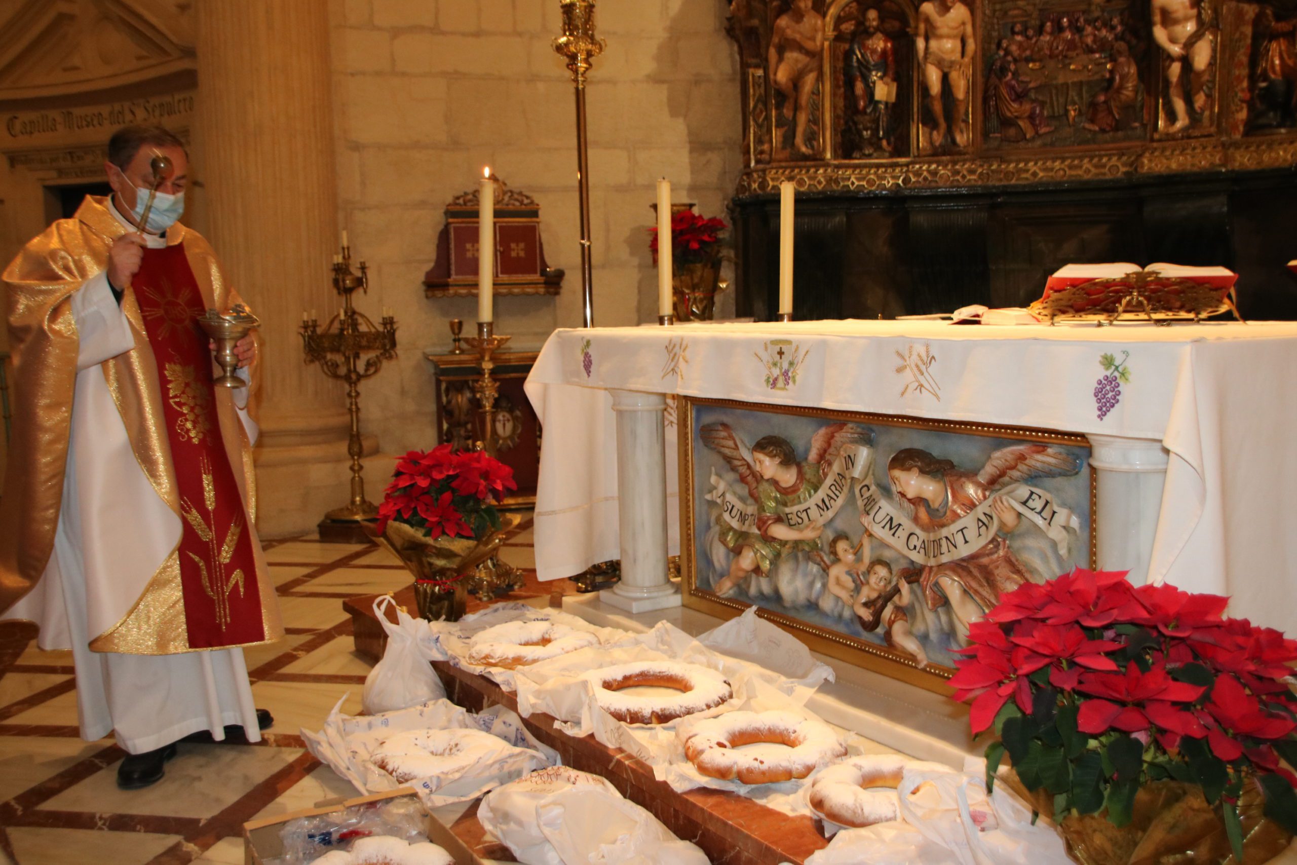 Los vecinos celebraron San Antón con una misa y la bendición y reparto de rollos