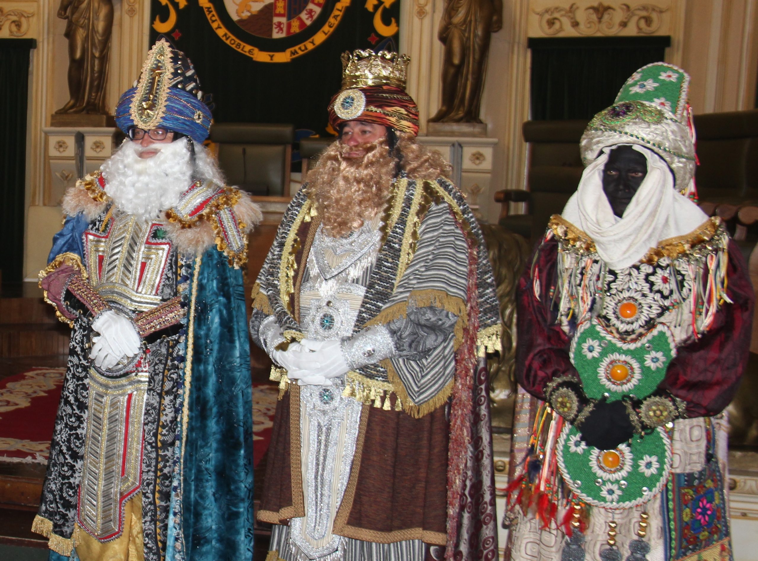Los Reyes Magos reciben este tarde a los niños de Jumilla en la puerta del Teatro Vico