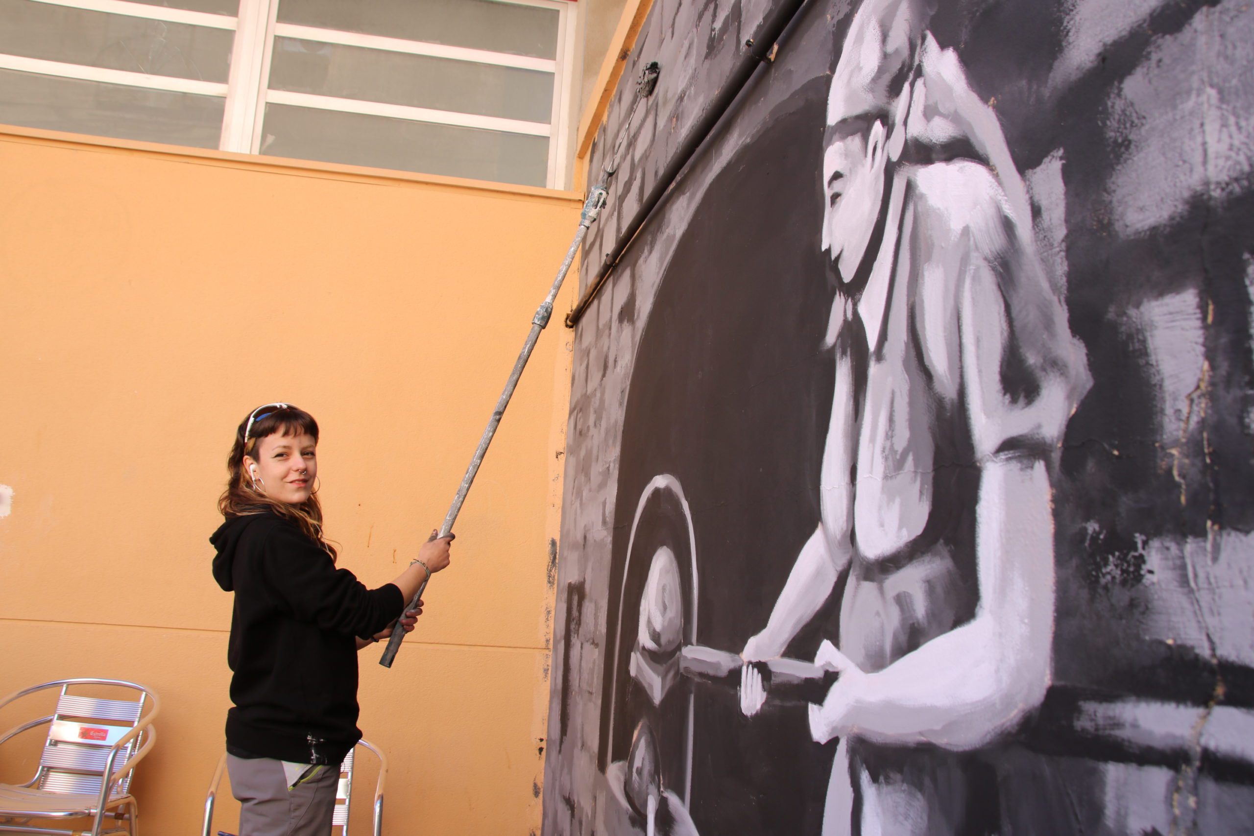 Laura Morales inmortaliza las tradiciones pintando en los muros del Arzobispo Lozano