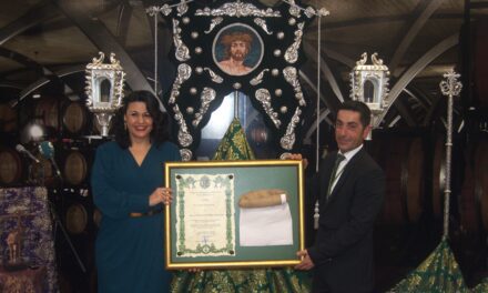 Asunción Navarro Miralles recibe el Costal de Honor de la Cofradía Nuestro Padre Jesús de la Redención