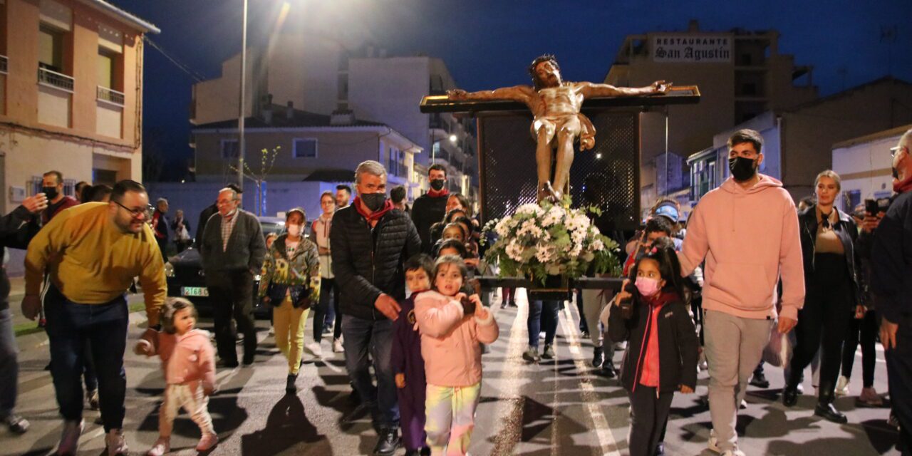 El Cristo de la Reja fue trasladado por decenas de mini anderos hasta la iglesia de San Juan
