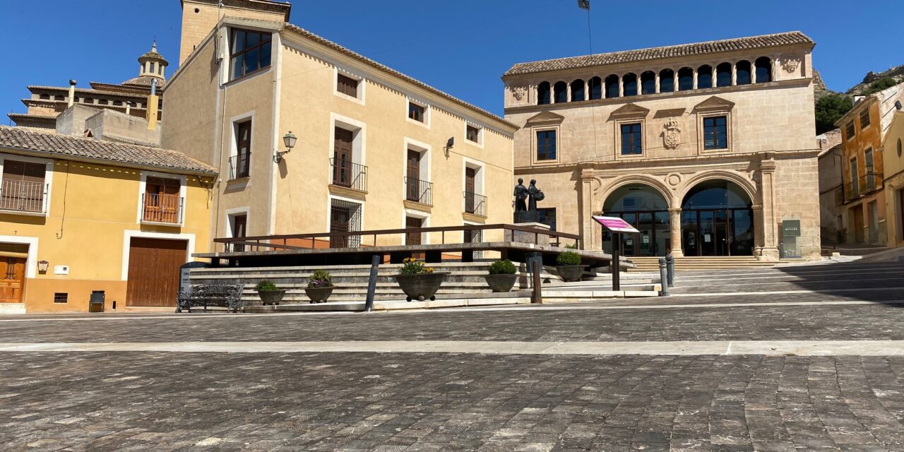 El Ayuntamiento aplica un tratamiento antideslizante en la Plaza de Arriba