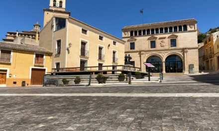 El Ayuntamiento aplica un tratamiento antideslizante en la Plaza de Arriba