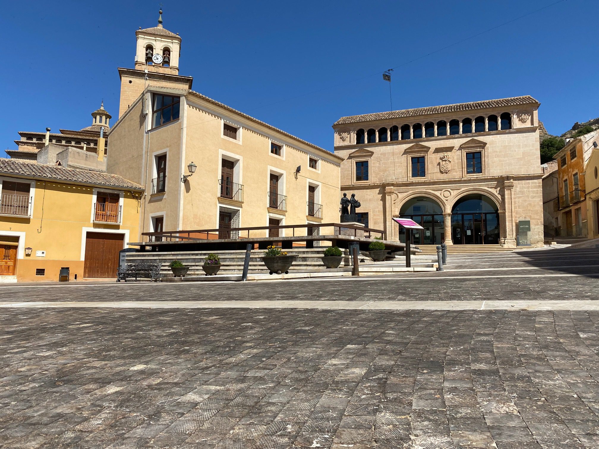 El Ayuntamiento aplica un tratamiento antideslizante en la Plaza de Arriba  - Siete Días Jumilla