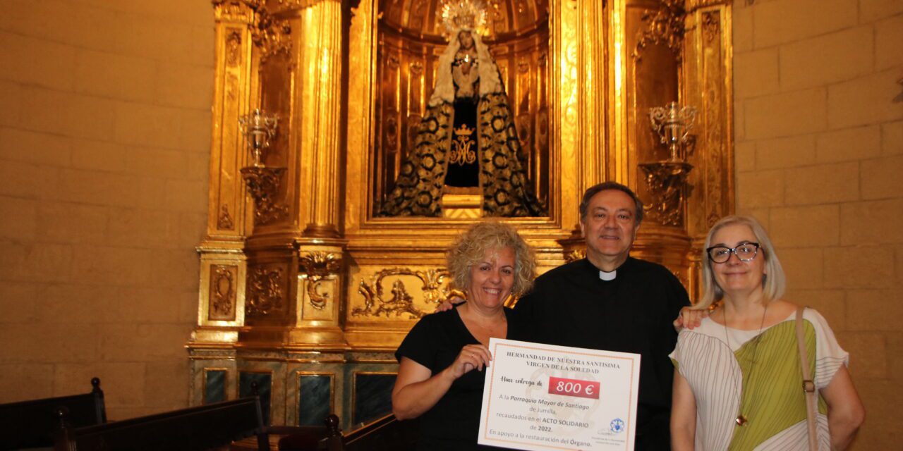La Hermandad Virgen de la Soledad entrega un cheque de 800 euros de la paella solidaria para el órgano de Santiago