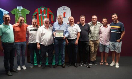 La familia del fútbol sala arropa a Francisco Crespo en la recogida del Premio Parra 2022