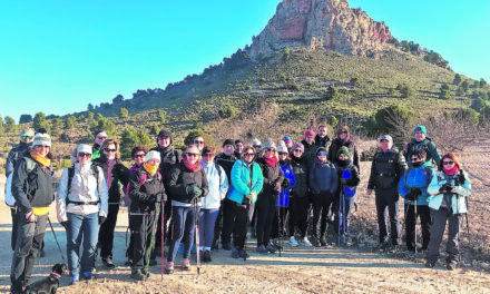 Una treintena de senderistas coronan las cumbres del Cenajo y Peñas Blancas