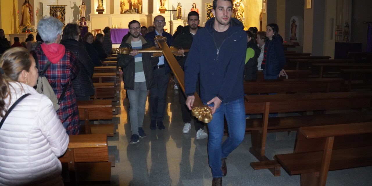 El Vía Crucis de los Jóvenes Cofrades se afianza en el cuarto viernes de Cuaresma