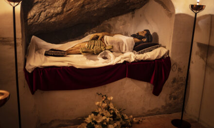 El Yacente de Santa Ana reposa hasta Jueves Santo en su capilla del Santo Sepulcro, en el huerto del monasterio