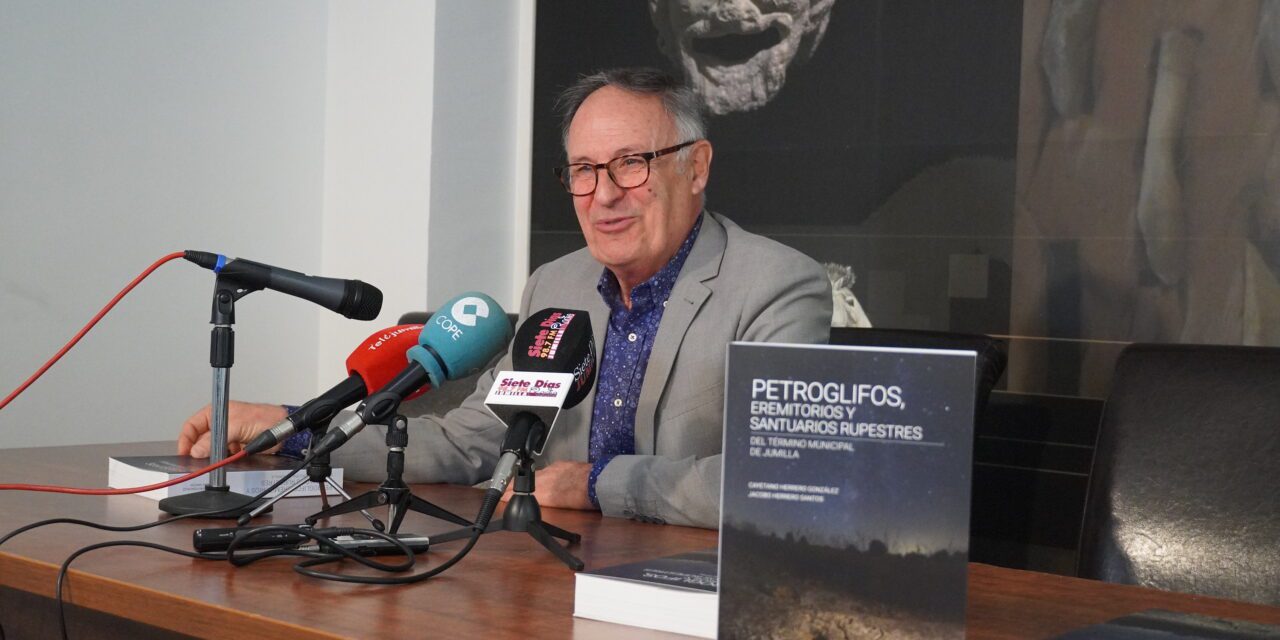 Cayetano Herrero presenta el libro de los petroglifos descubiertos en Jumilla
