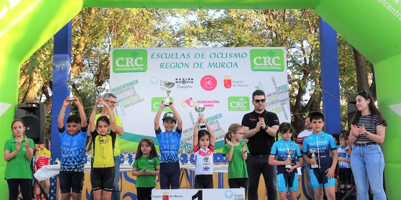 Los ciclistas de la escuela se esparcen en el l Trofeo de San José de la Vega