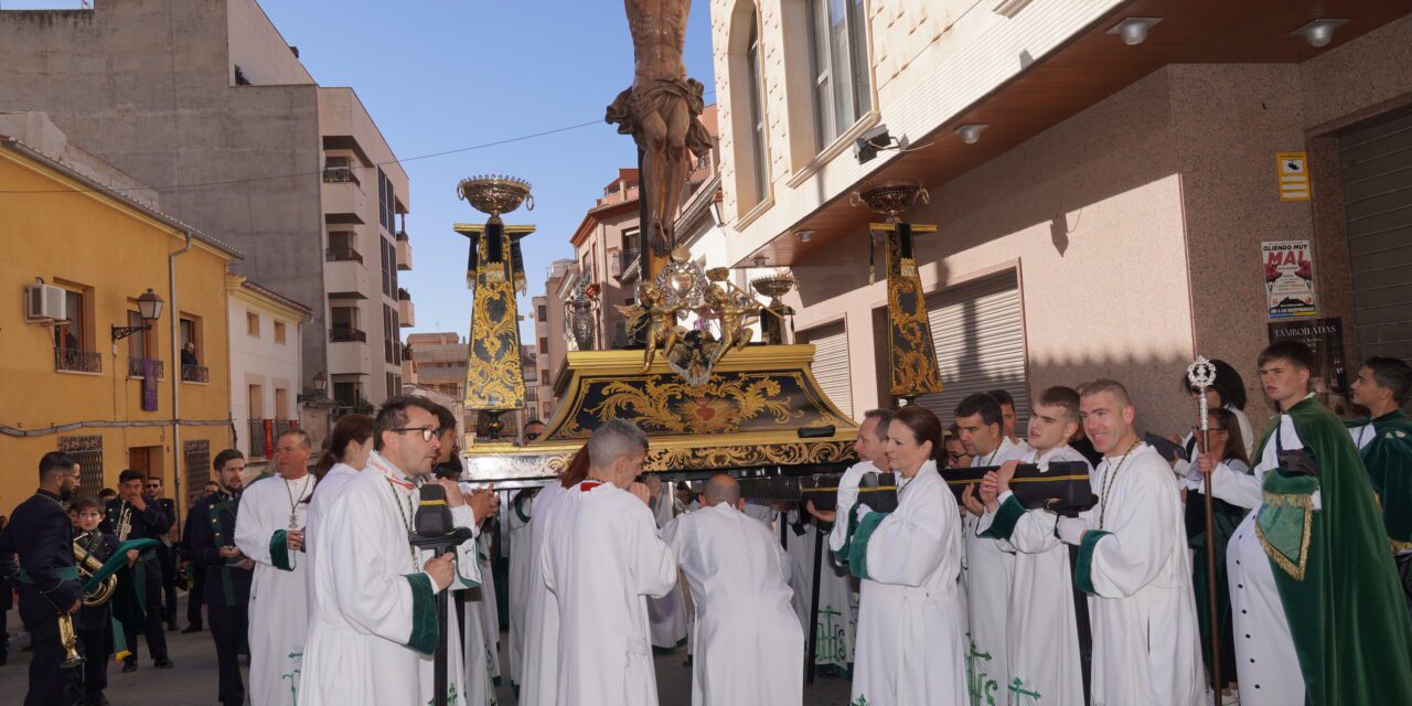 La procesión del Calvario se luce repleta de crucificados en la mañana de Viernes Santo