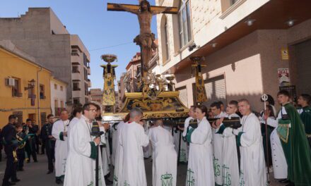 La procesión del Calvario se luce repleta de crucificados en la mañana de Viernes Santo