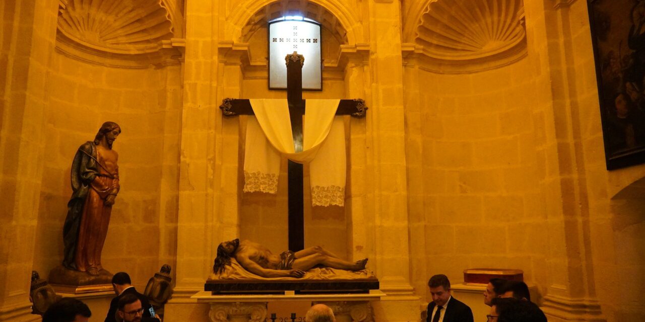 El Yacente reposa en la capilla del Santo Sepulcro de Santiago