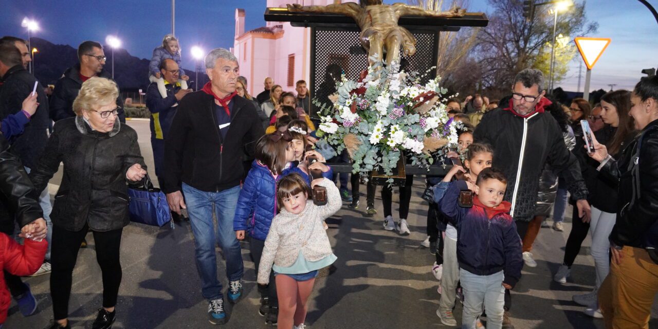 El Cristo de la Reja baja de Santa Ana a hombros de los más pequeños