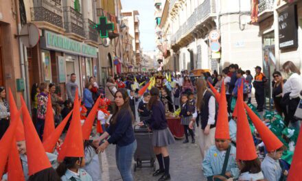 La procesión del Santa Ana llena de diversión, color y alegría la calle principal