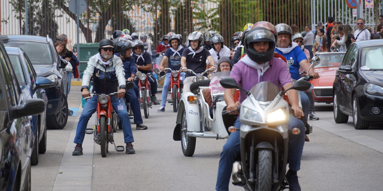 Medio centenar de motos antiguas participan en la concentración del Barrio de San Fermín