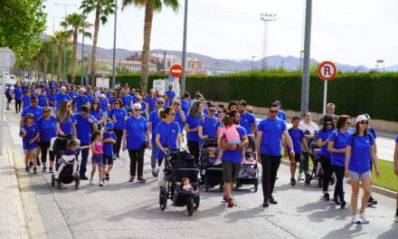La I Marcha Azul por el autismo se lleva a cabo con una excelente participación