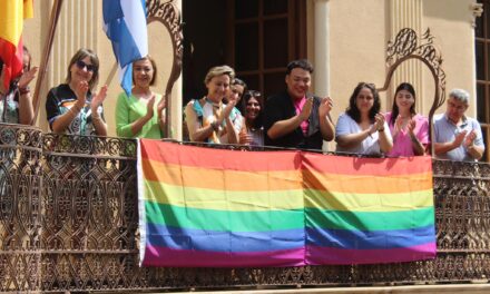 Jumilla conmemora el Día del Orgullo LGTBI colocando la bandera arcoíris